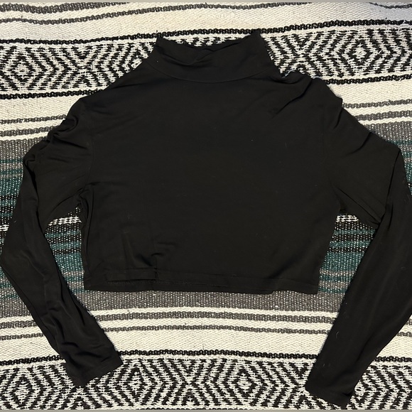Size Medium, mock neck crop top in black. It’s been tried on, but never worn out - Picture 4 of 5